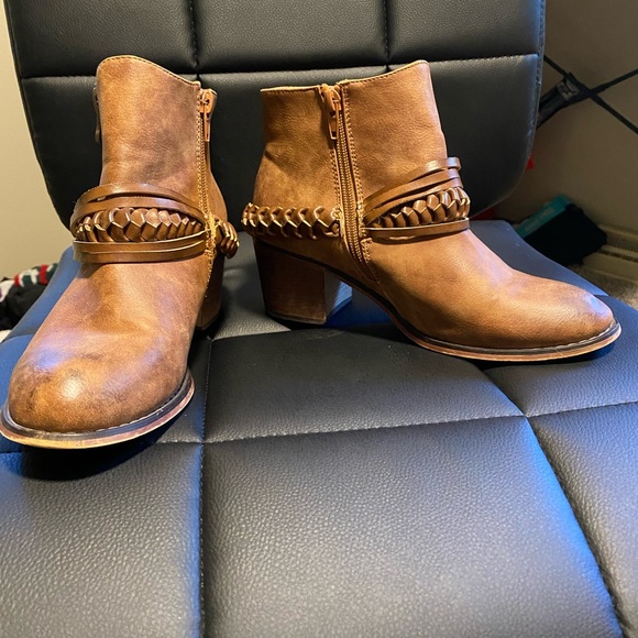 New Size 7 Ankle Booties - Picture 3 of 4